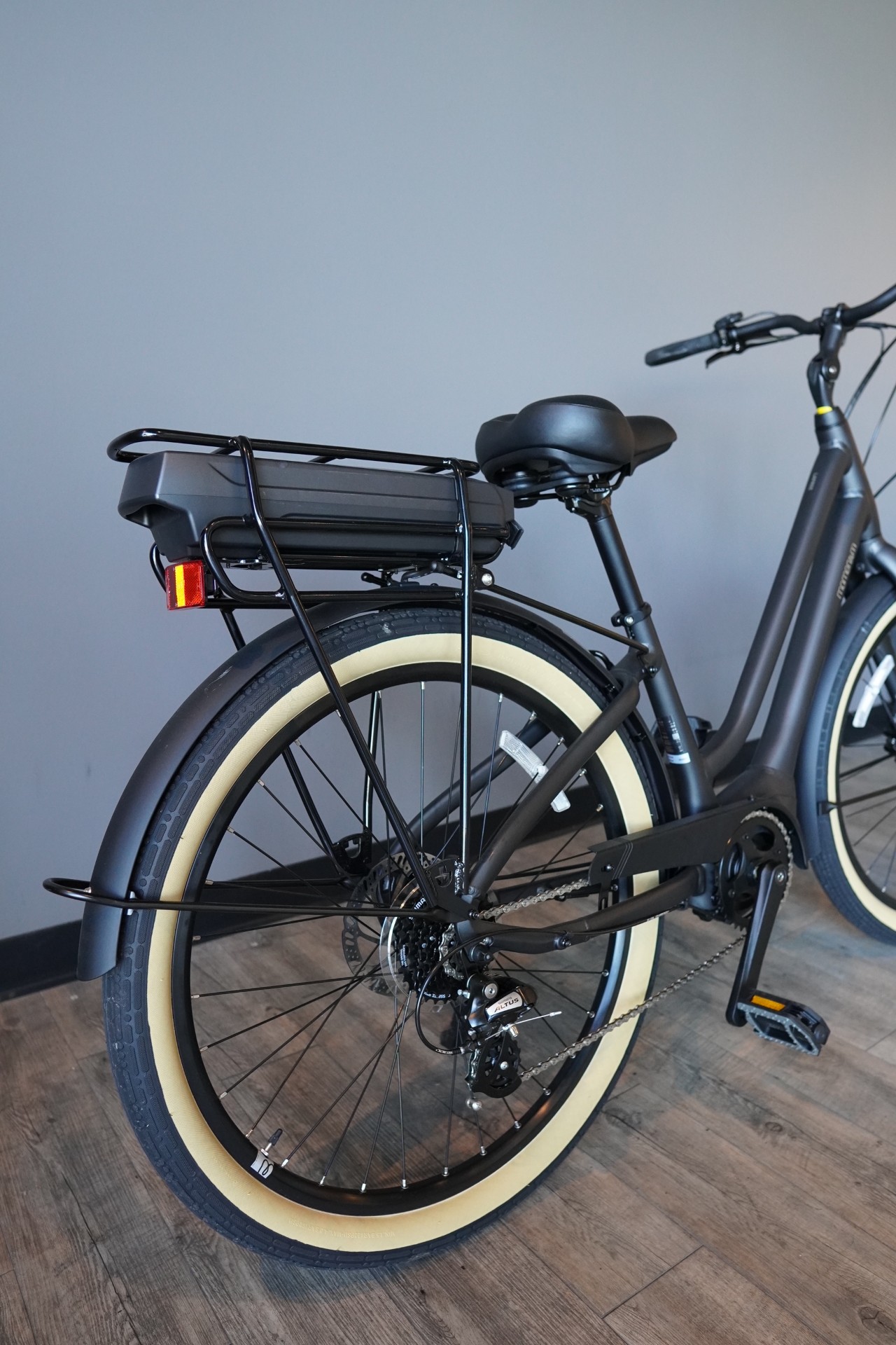 Small Momentum Lafree E-Bike (5'3-5'7)